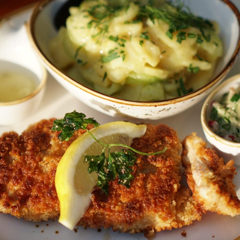 Knuspriges Backhendl Knuspriges Backhendl mit Beilagen aus Kartoffelsalat und Kräutersauce.