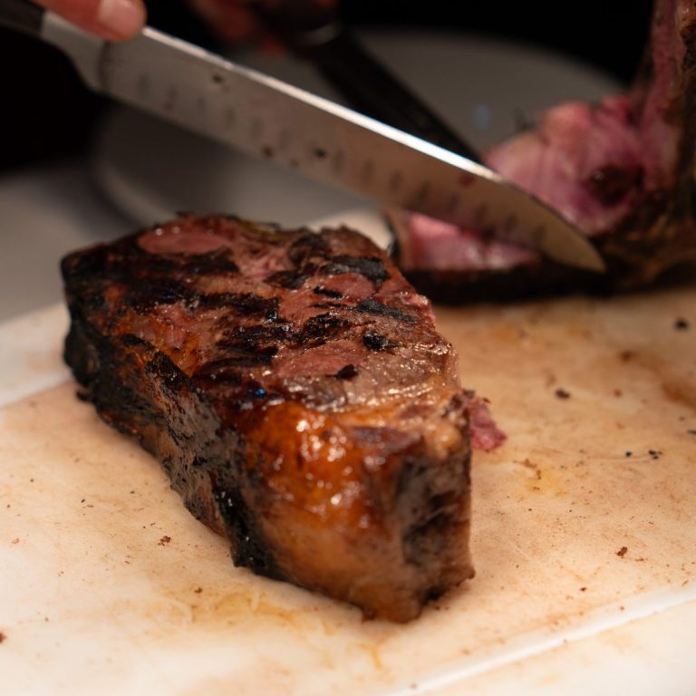 Knuspriges Backhendl Knuspriges Backhendl mit Beilagen aus Kartoffelsalat und Kräutersauce.