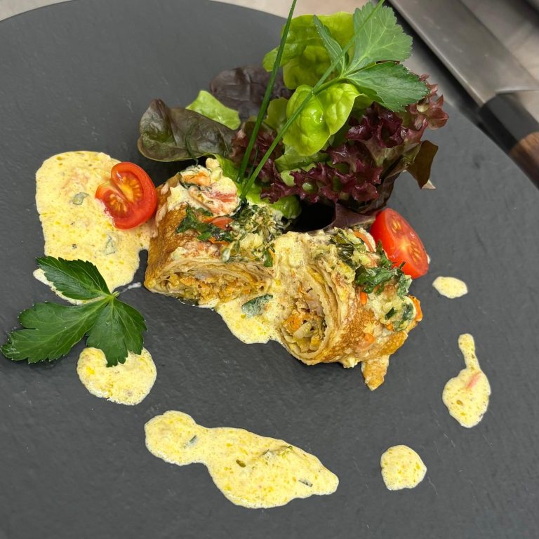 Knuspriges Backhendl Knuspriges Backhendl mit Beilagen aus Kartoffelsalat und Kräutersauce.